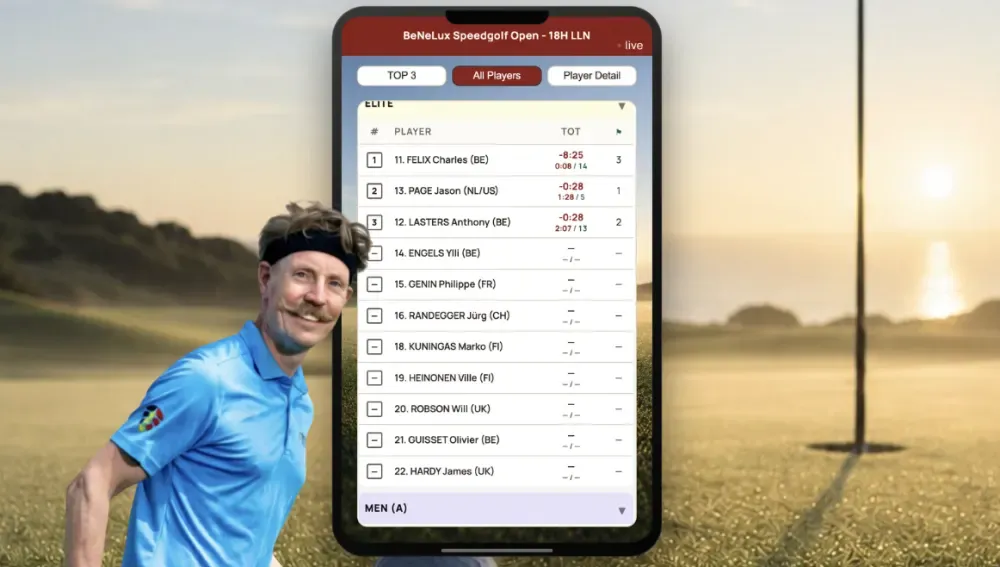 Filip Beerens poses beside a phone displaying the BeNeLux Speedgolf Open live leaderboard.