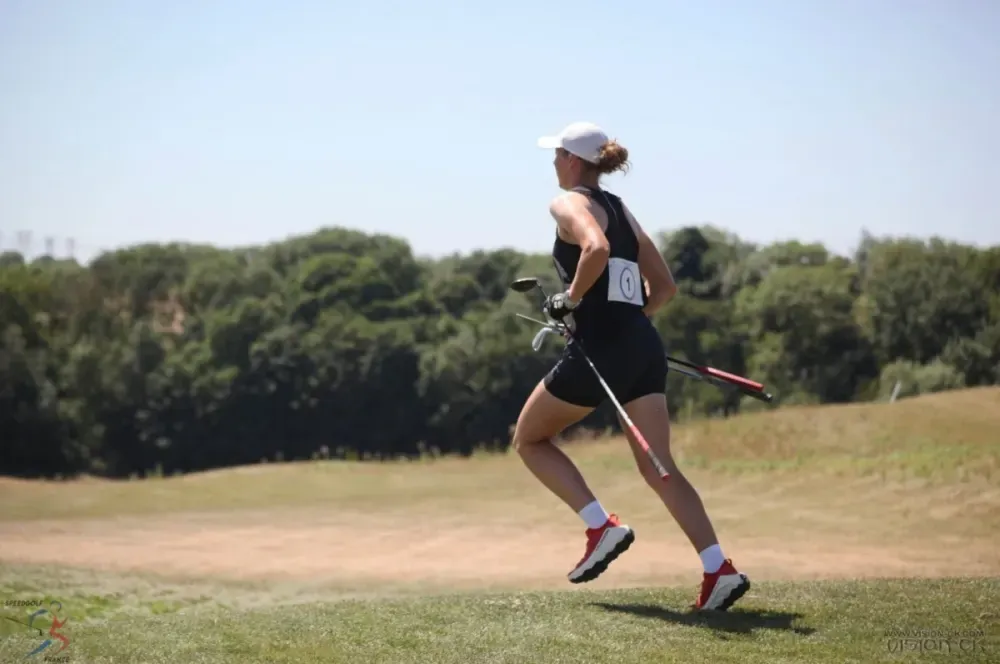 Emily Mollard runs across the fairway during the French Speedgolf Open.
