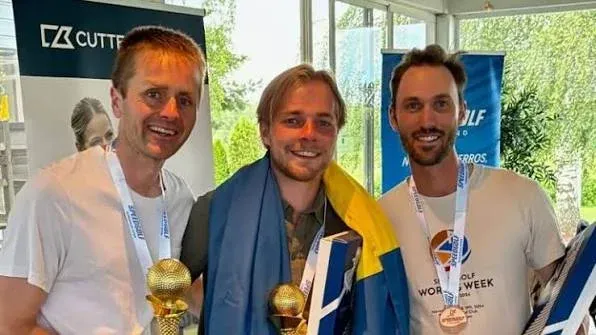 Carl Palmberg and other medalists holding trophies after a European speedgolf event