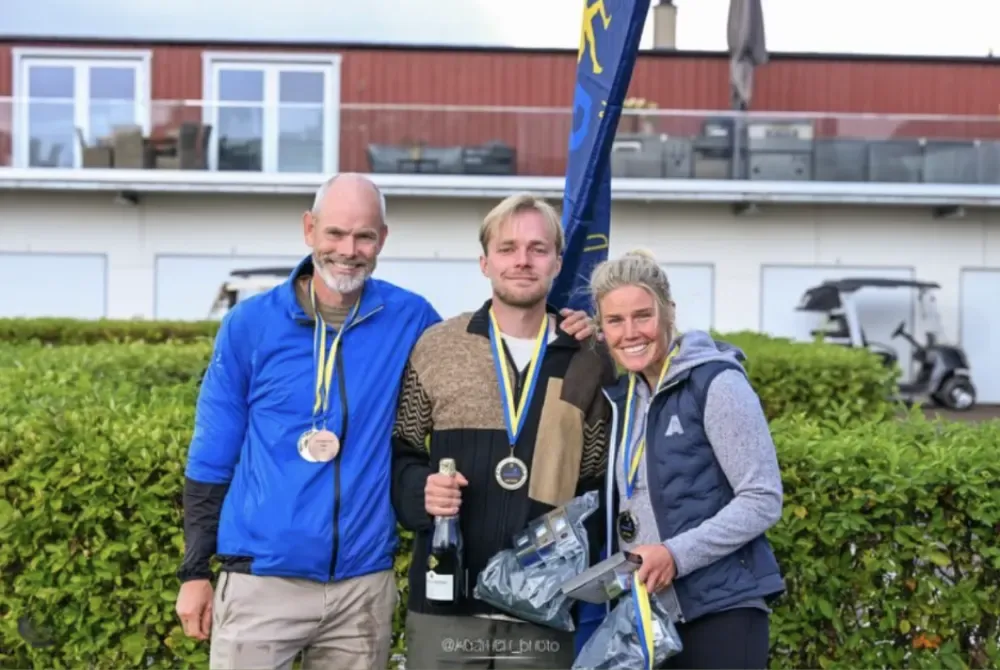 Swedish Speedgolf Championship medalists pose with their medals outside the clubhouse.